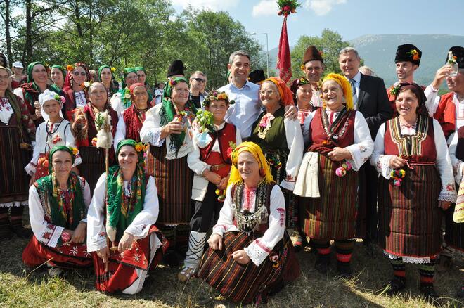 Добърските баби попяха на Плевнелиев