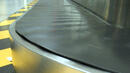 Пътник заспа на лентата за багаж на летище
