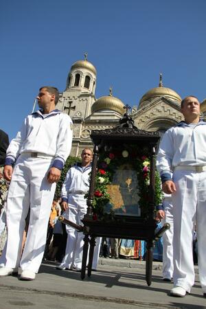 Варненци канят Борисов за зет, той реже ленти