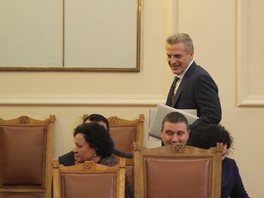 Първият вот на недоверие към кабинета не успя