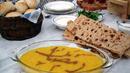 Sholezard (с калиграфски надпис Рамазан), Sangak (типичен ирански хляб) и други видове хляб за вечеря по време на Рамазан.