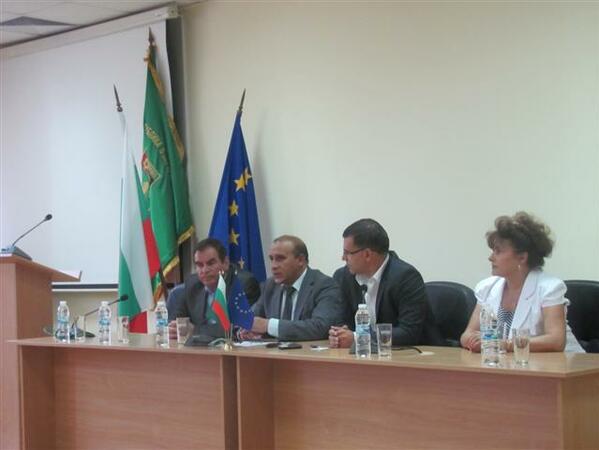 Вицепремиерът Симеон Дянков и кметът на Панагюрище Никола Белишки проведоха среща за бедственото положение на общината, причнено от сушата и проблеми с водоизточниците. 