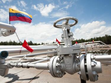 Смъртоносен взрив спря най-голямата рафинерия във Венецуела
