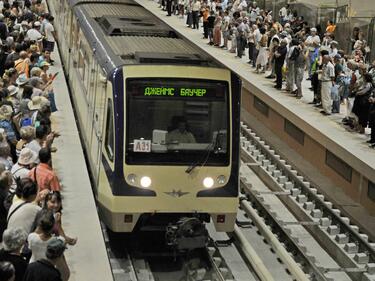 Тълпи превзеха новото метро