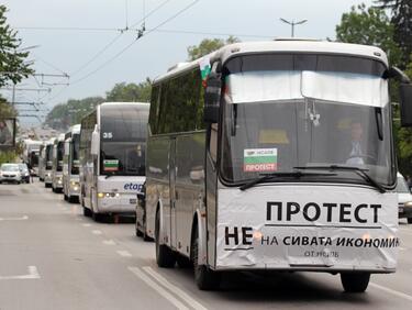 Автобусните превозвачи блокираха София заради тол таксите