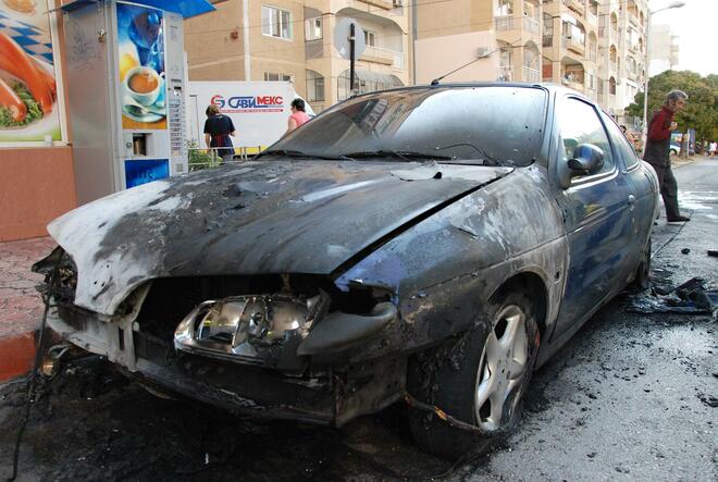 Пожар нанесе сериозни щети на Renault, паркиранo на варненската улица „Оборище”