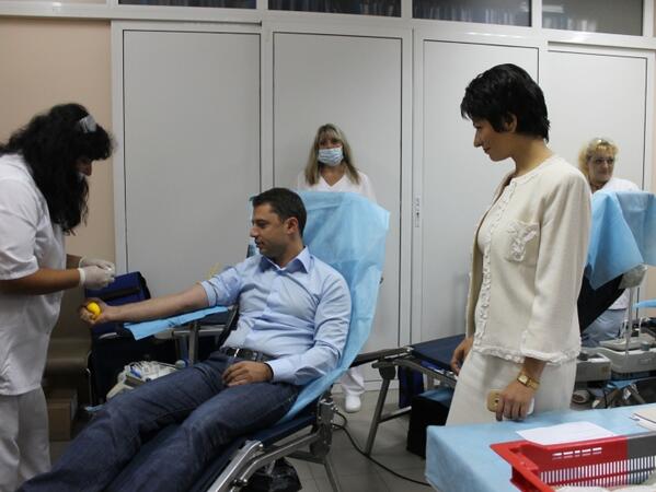 Министър Делян Добрев също се включи в инициативата и дарява кръв в пункта в Министерството на здравеопазването