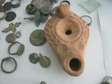 Конфискуваха над 100 старинни монети и предмети в Бургаско