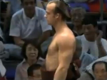 Този мъж е „най-хърбавият“ професионален сумо шампион