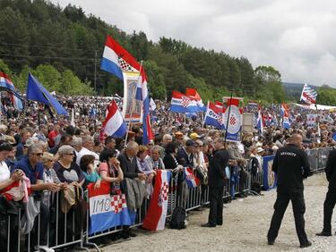 Над 20 000 хървати се поклониха пред жертвите на Тито в Блайбург