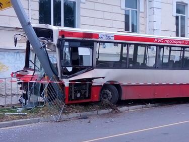 Градски автобус катастрофира във Варна, над 10 са ранени