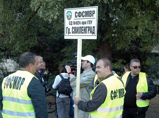 Около 100 души излязоха за втори ден на протест, като представители на Синдикалната федерация на служителите на МВР