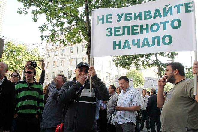Производителите на зелен ток искат оставката на Семерджиев
