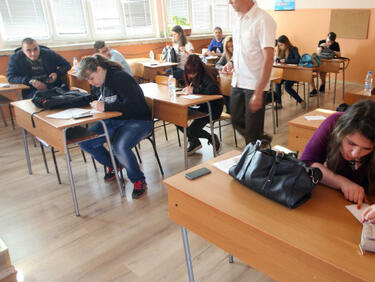 Без преписване - трагични резултати за 7 клас! 18 000 двойки по математика, 9 500 по български