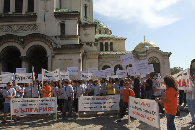 1000 души протестират срещу таксата за полиетиленовите торбички