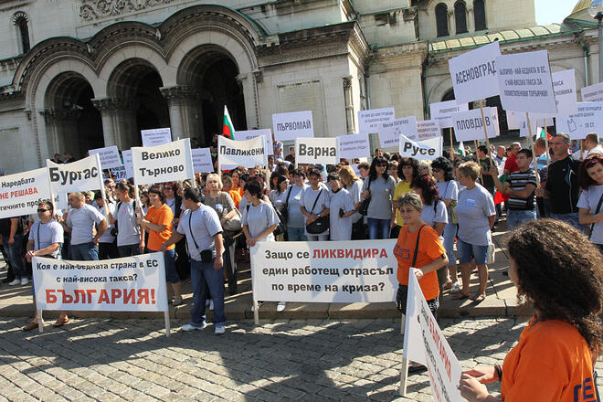 1000 души протестират срещу таксата за полиетиленовите торбички