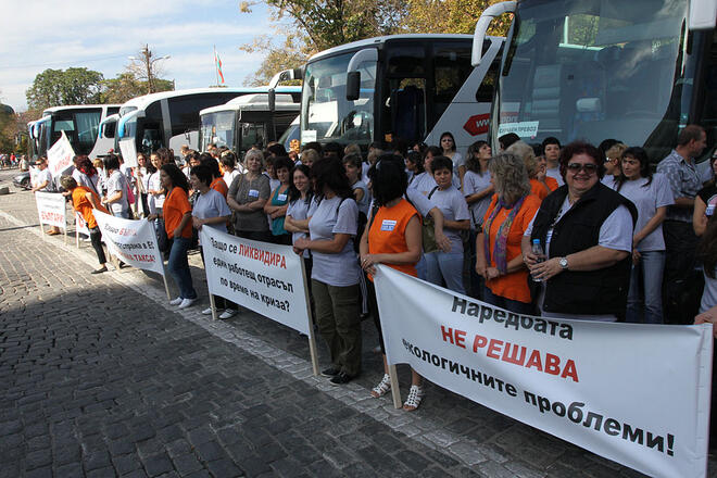 1000 души протестират срещу таксата за полиетиленовите торбички