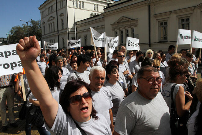 1000 души протестират срещу таксата за полиетиленовите торбички