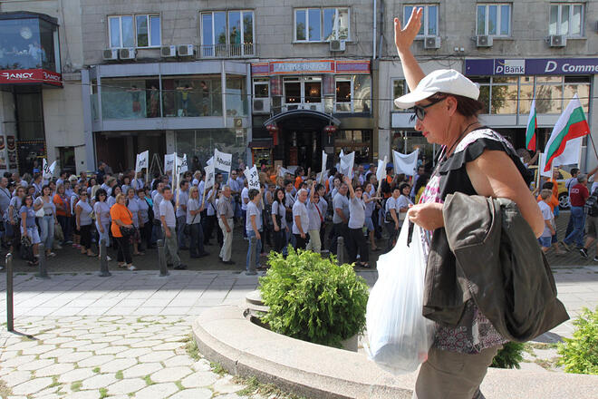 1000 души протестират срещу таксата за полиетиленовите торбички