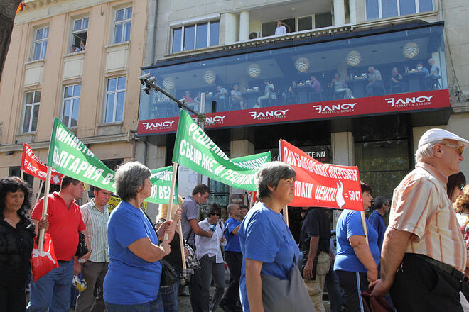 1000 души протестират срещу таксата за полиетиленовите торбички