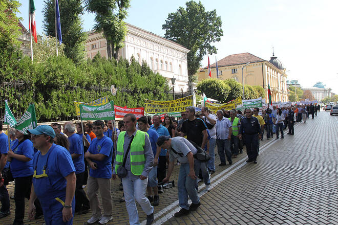 1000 души протестират срещу таксата за полиетиленовите торбички