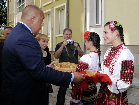 Борисов на диета, но има сили - помогна на припаднало момиче 