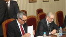 Лютфи Местан и Иван Костов четат материалите преди заседанието на КСНС