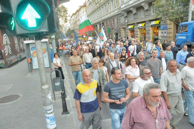 Около 600 души се събраха на протест срещу "синята" зона