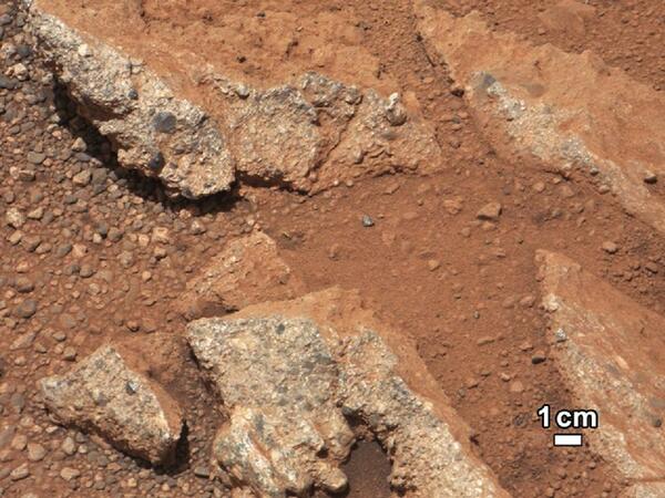 Тук Curiosity e заснел оголената скала, наречена от учените Link. На повечето места марсианската повърхност е покрита със слой ръждиво-кафяв прах.