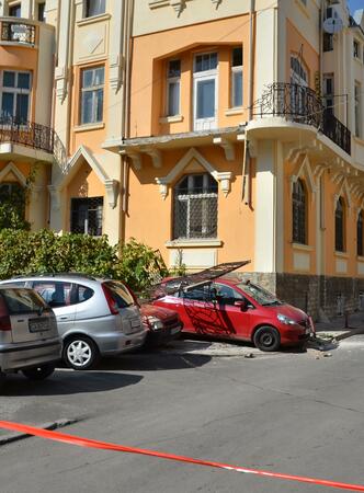 Парапет затрупа автомобили в Сливен