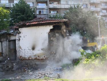 Събориха опасна сграда във Видин