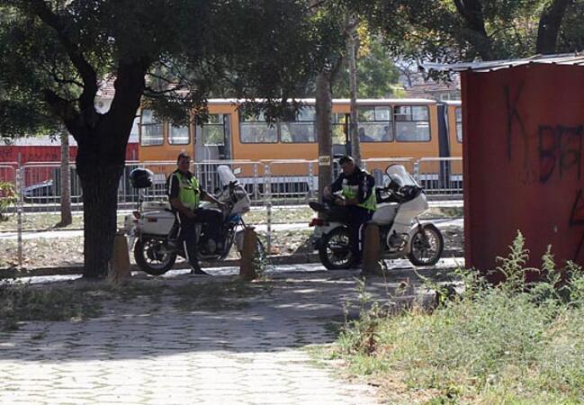 А родната полиция зорко ни пази ли пази... 