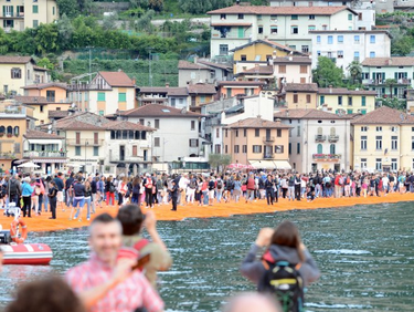 Хиляди туристи ходят по водата с Кристо на италианското езеро Изео