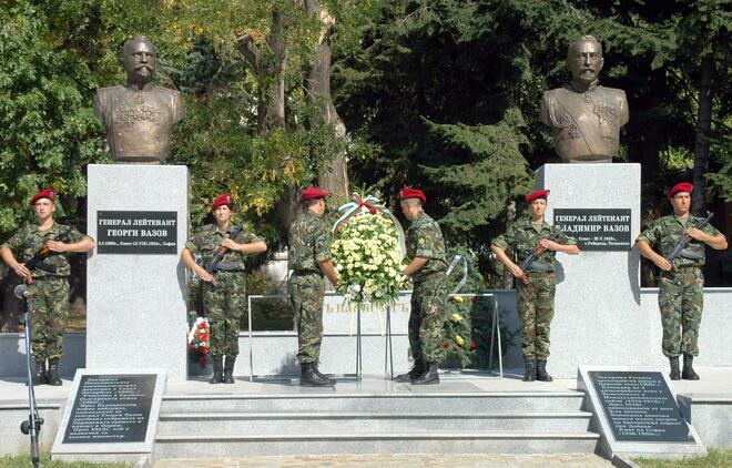 Той поднесе цветя пред паметника на братята генерали Георги и Владимир Вазови и разговаря с гражданите