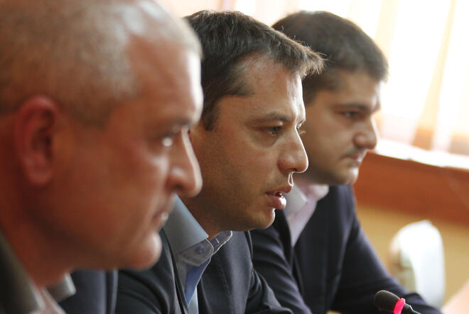 Народните представители Доброслав Димитров и Димитър Главчев и министърът на икономиката, енергетиката и туризма Делян Добрев дадоха извънредна пресконференция, на която обявиха, че ще подкрепят референдум за АЕЦ "Белене"