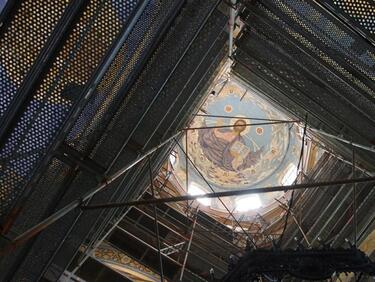 Варненската катедрала протече, спасяват стенописите