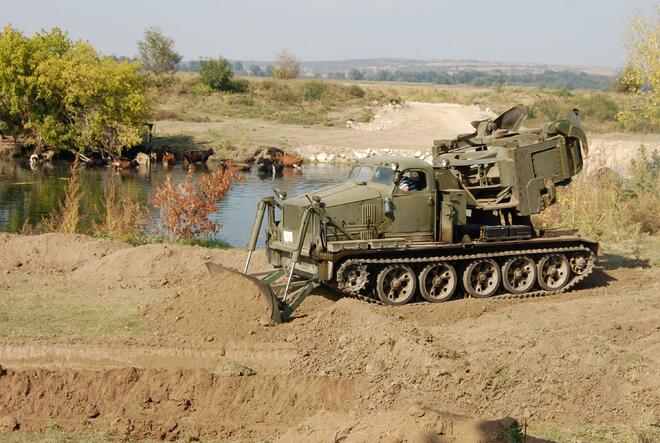 Община Харманли се сдоби с тежка военна машина. Верижната МДК–2 е получена безвъзмездно от армията