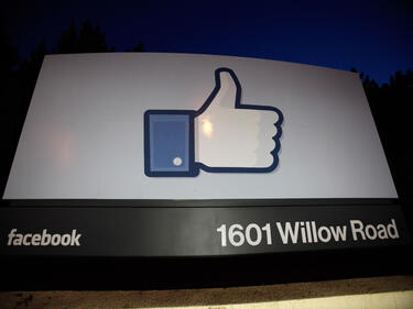 Facebook има проблеми с опцията "Like"