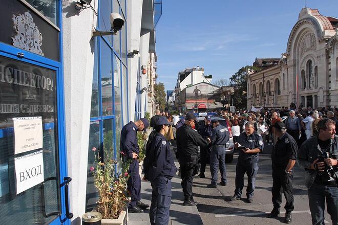 Стотици се събраха пред сградата на Административния съд - София, в деня, в който трябваше да започне делото срещу правилата за платено паркиране в столицата.