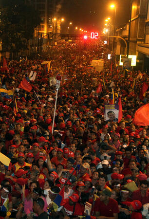 Екзалтирани тълпи празнуваха посред нощ в столицата Каракас, изпълвайки улици и площади