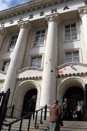 Омазаха Съдебната палата с домати