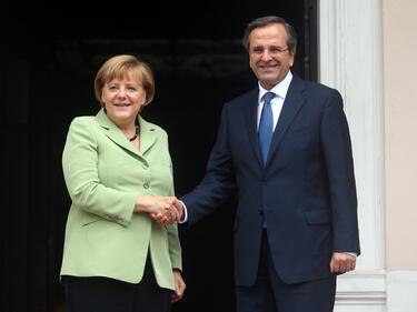 Меркел бе посрещната с червен килим и нацистки поздрави в Атина