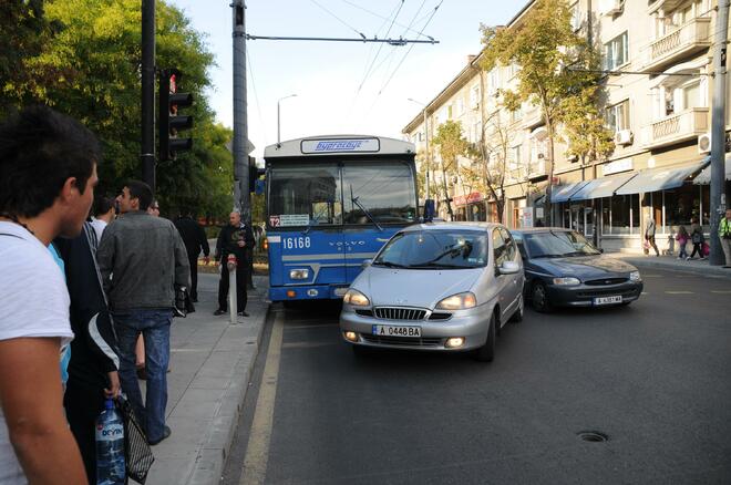 Тролейбус и две коли се сблъскаха в центъра на Бургас