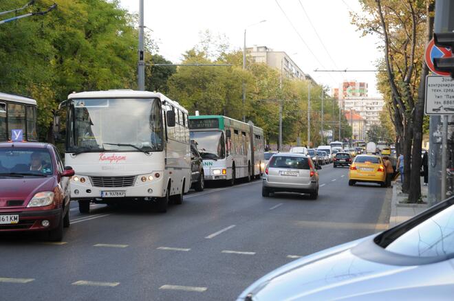 Катастрофа между тролейбус и два леки автомобила предизвика небивало задръстване по целия централен булевард "Христо Ботев" в Бургас
