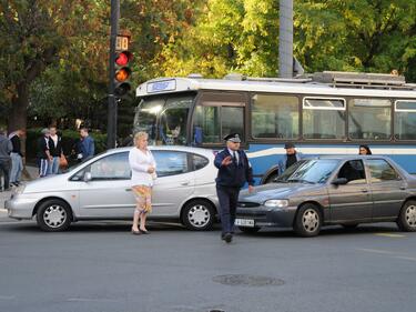 Тролейбус и две коли се сблъскаха в центъра на Бургас