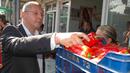 Лидерът на БСП и председател на ПЕС Сергей Станишев бе на посещение в зеленчуковата борса в село Първенец край Пловдив. Той разгледа тържището и стоката и разговаря с търговците и селскостопанските производители