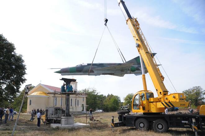 Кранът, който приземява изтребителя