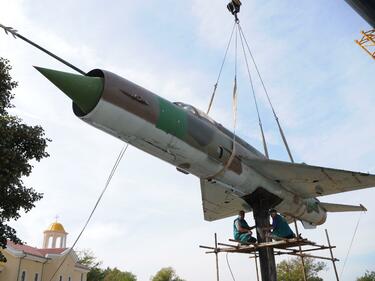 МиГ-21 "кацна" в бургаско село
