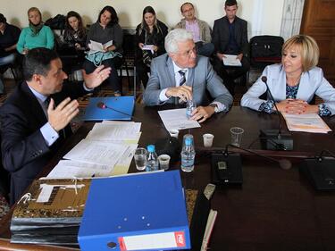 Заседанието на комисията „Янев“ се превърна в цирк 