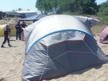 Кметът на Царево погна палатките на плажа на Корал